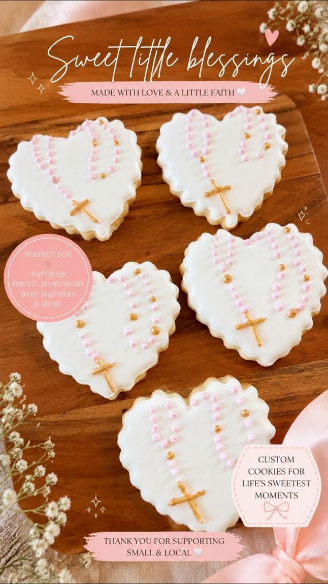 Galletas de corazón con cruz dorada para primera comunión