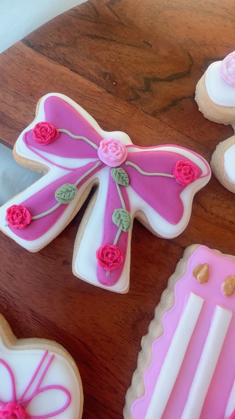 Galleta lazo decorada con rosas — detalle artesanal