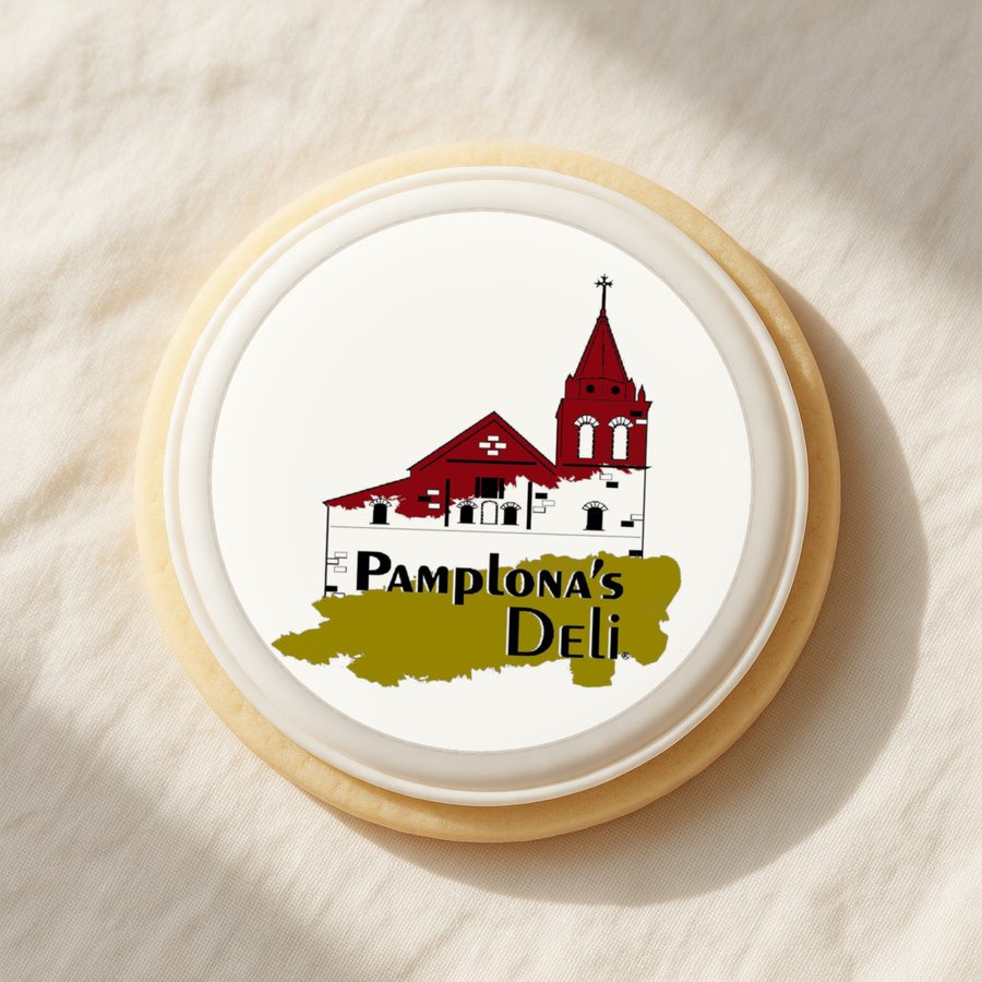 Galleta blanca con el logo de Pamplona's Deli impreso en papel comestible