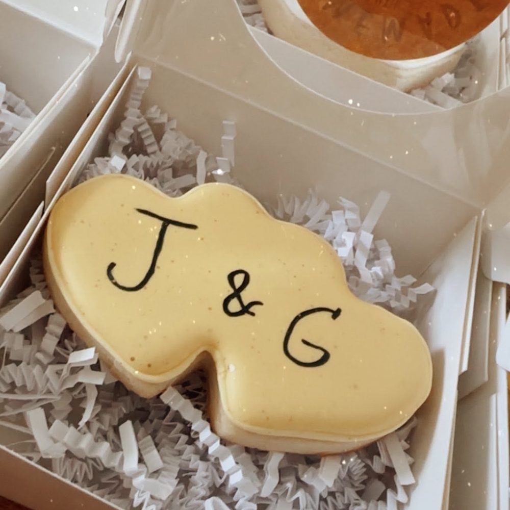 Galleta de boda con las iniciales de los novios, en su caja de regalo