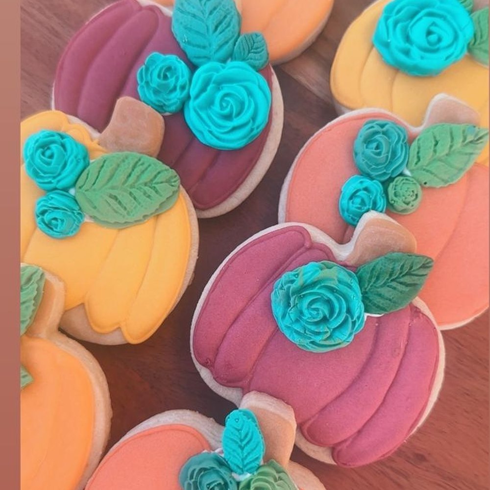 Galletas de calabaza decoradas con rosas y hojas en turquesa