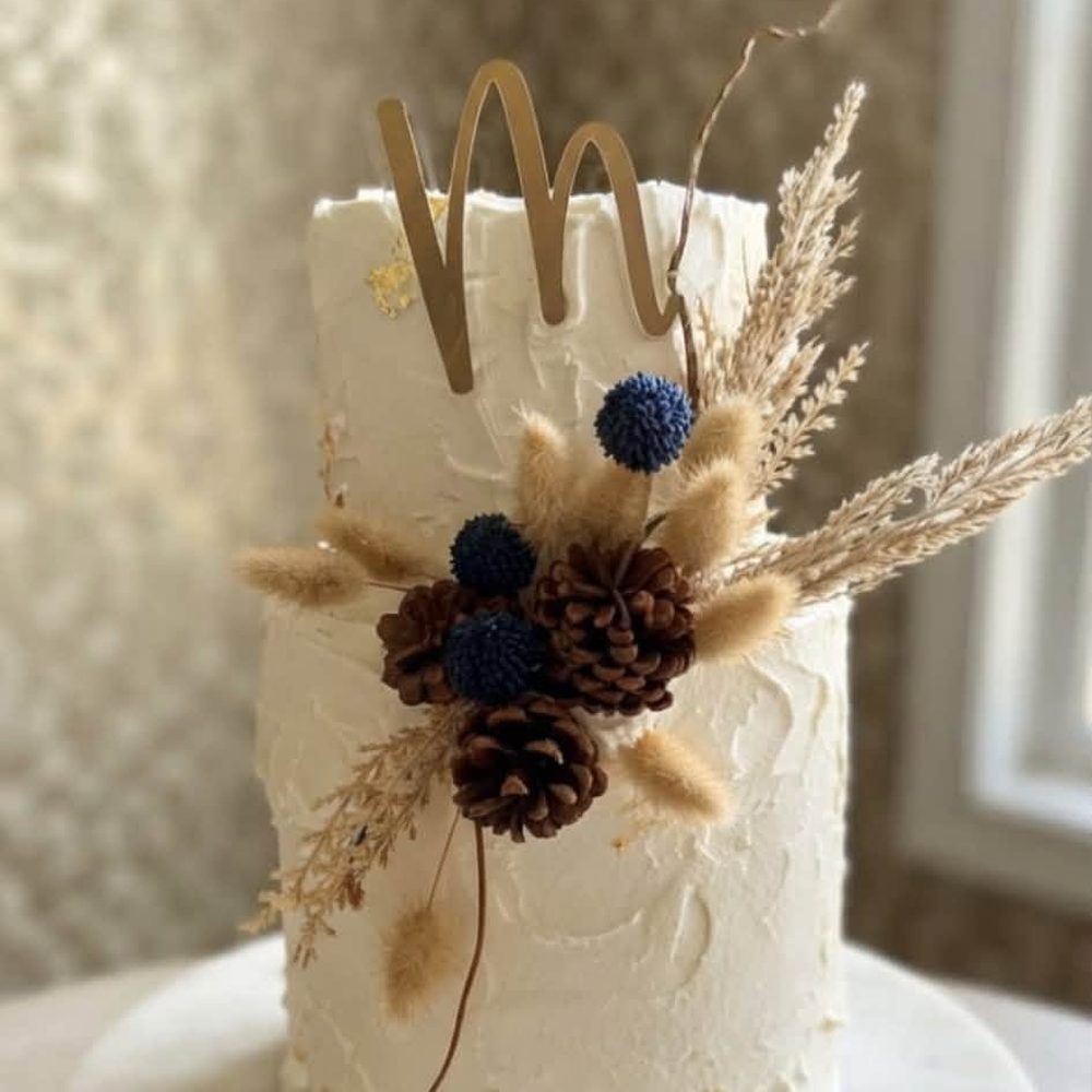 Torta blanca estilo boho con pampas y flores secas