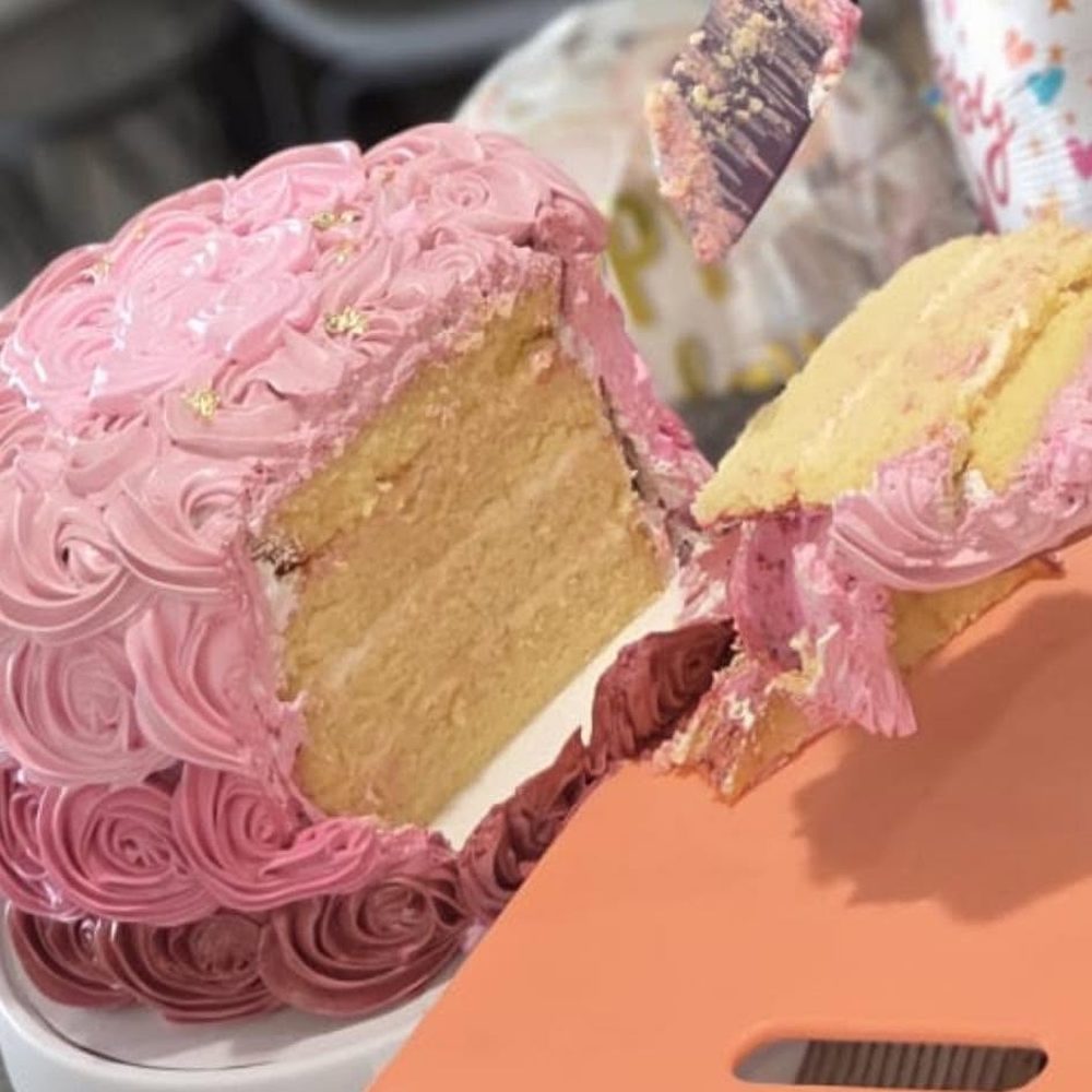 Torta cortada donde se ven las capas de masa y el relleno