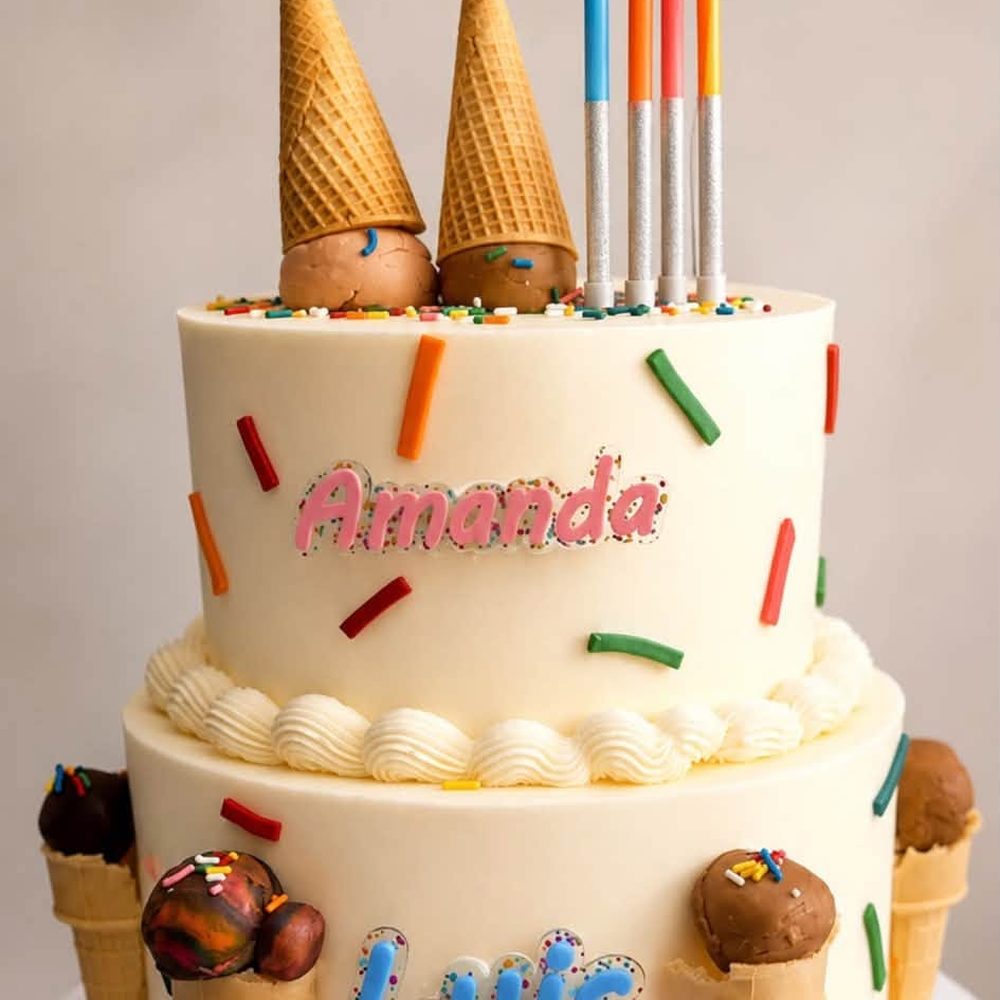 Torta de dos pisos personalizada con dos nombres y conos de helado