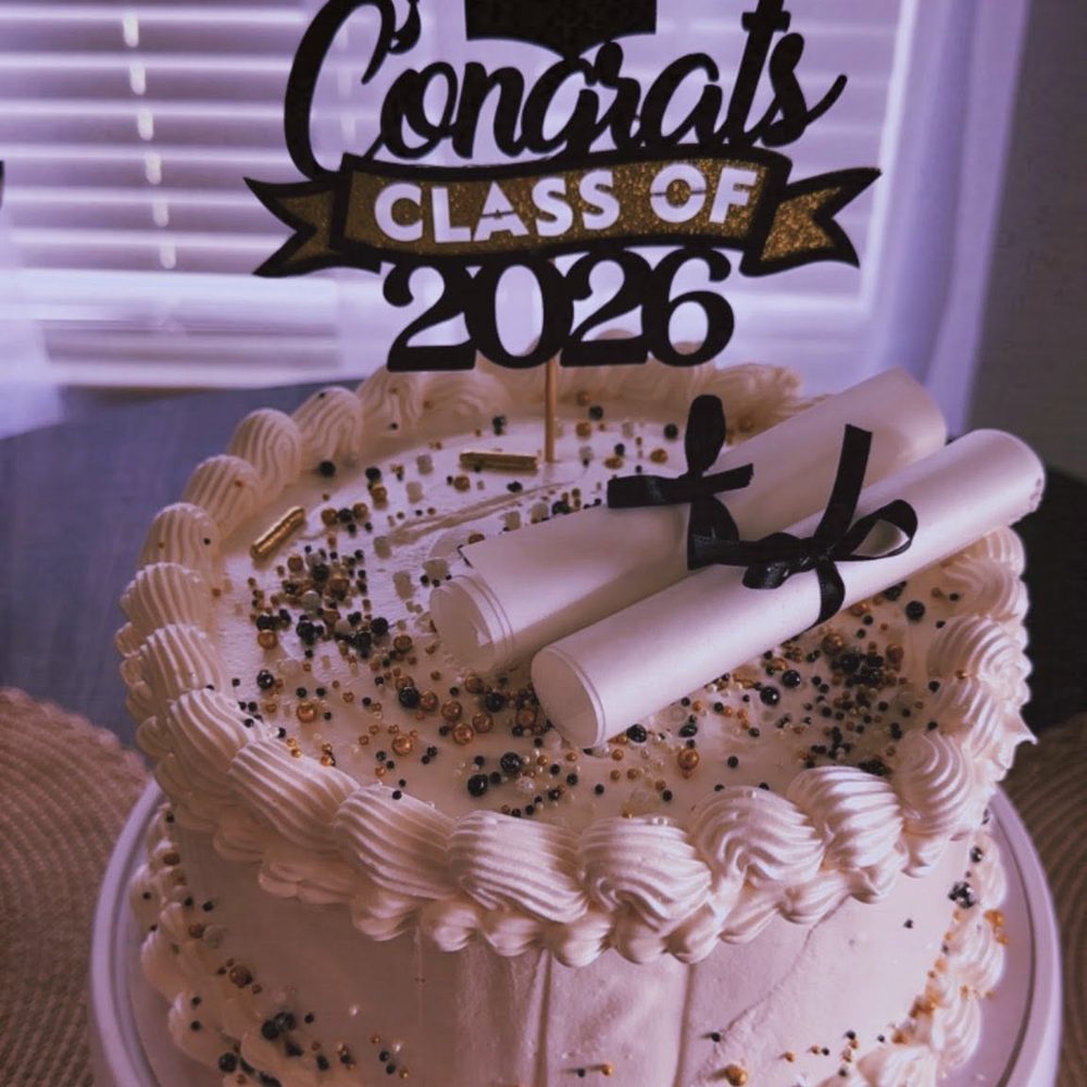 Torta de graduación con birrete y diploma