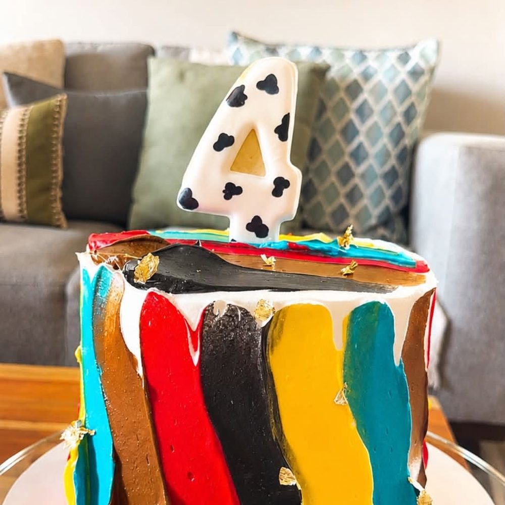 Torta infantil de colores con el número cuatro